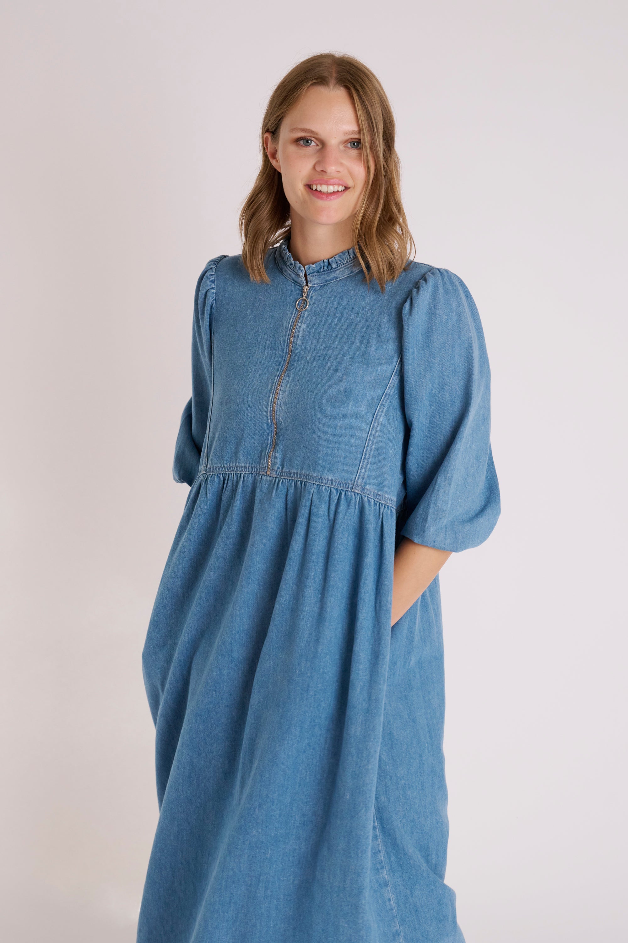 Denim dress with outlet collar