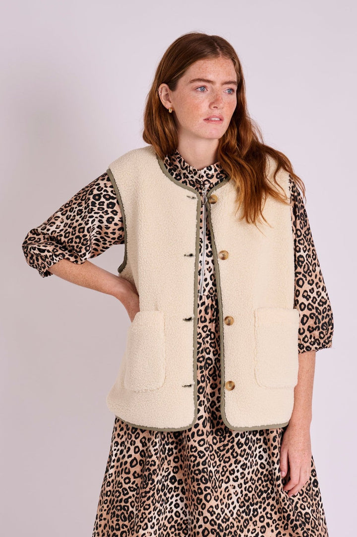 Inez Borg & Khaki Gilet