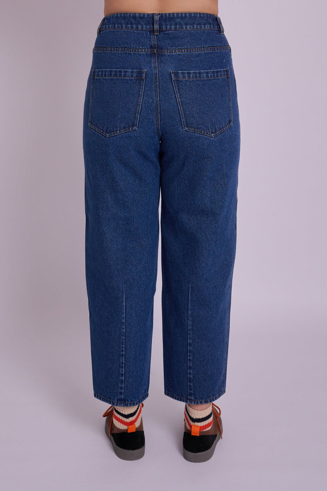 Dolly Mid Wash Barrel Leg Jean