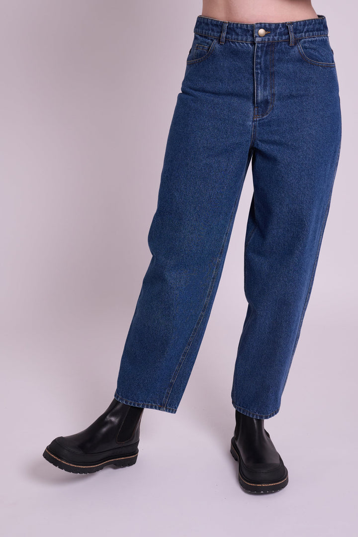 Dolly Mid Wash Barrel Leg Jean