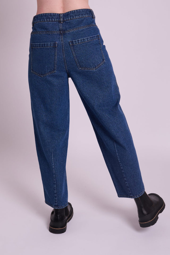 Dolly Mid Wash Barrel Leg Jean