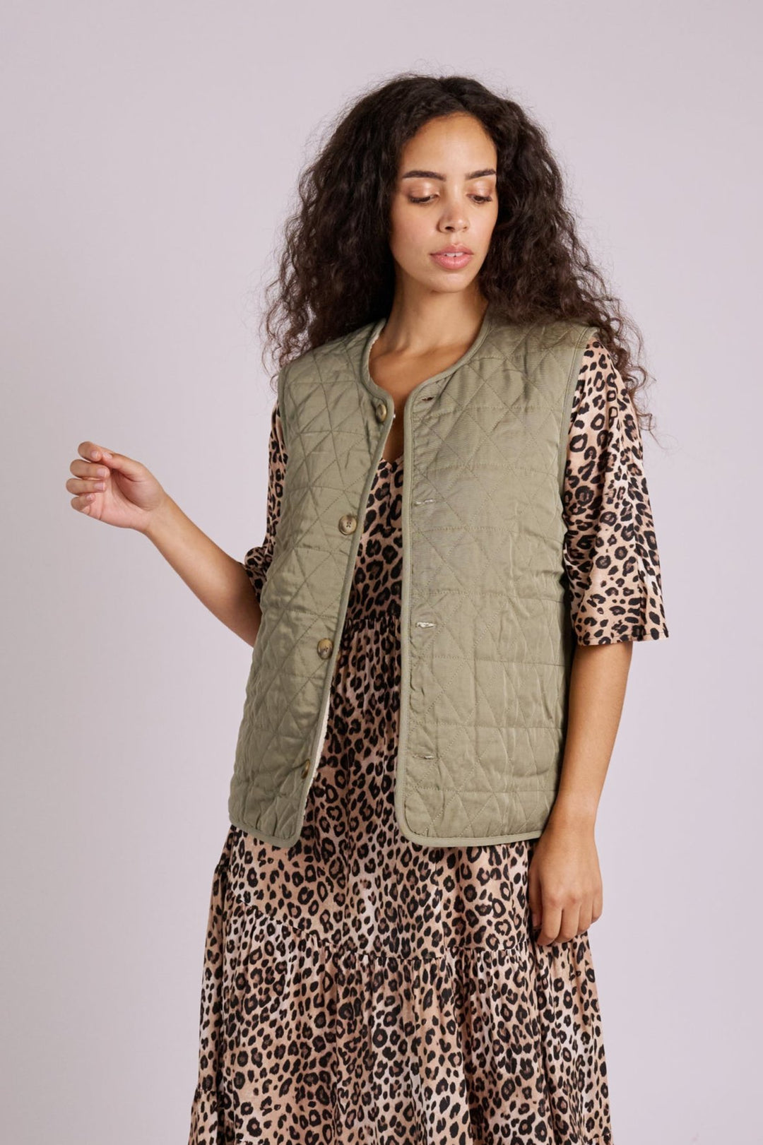 Inez Borg & Khaki Gilet